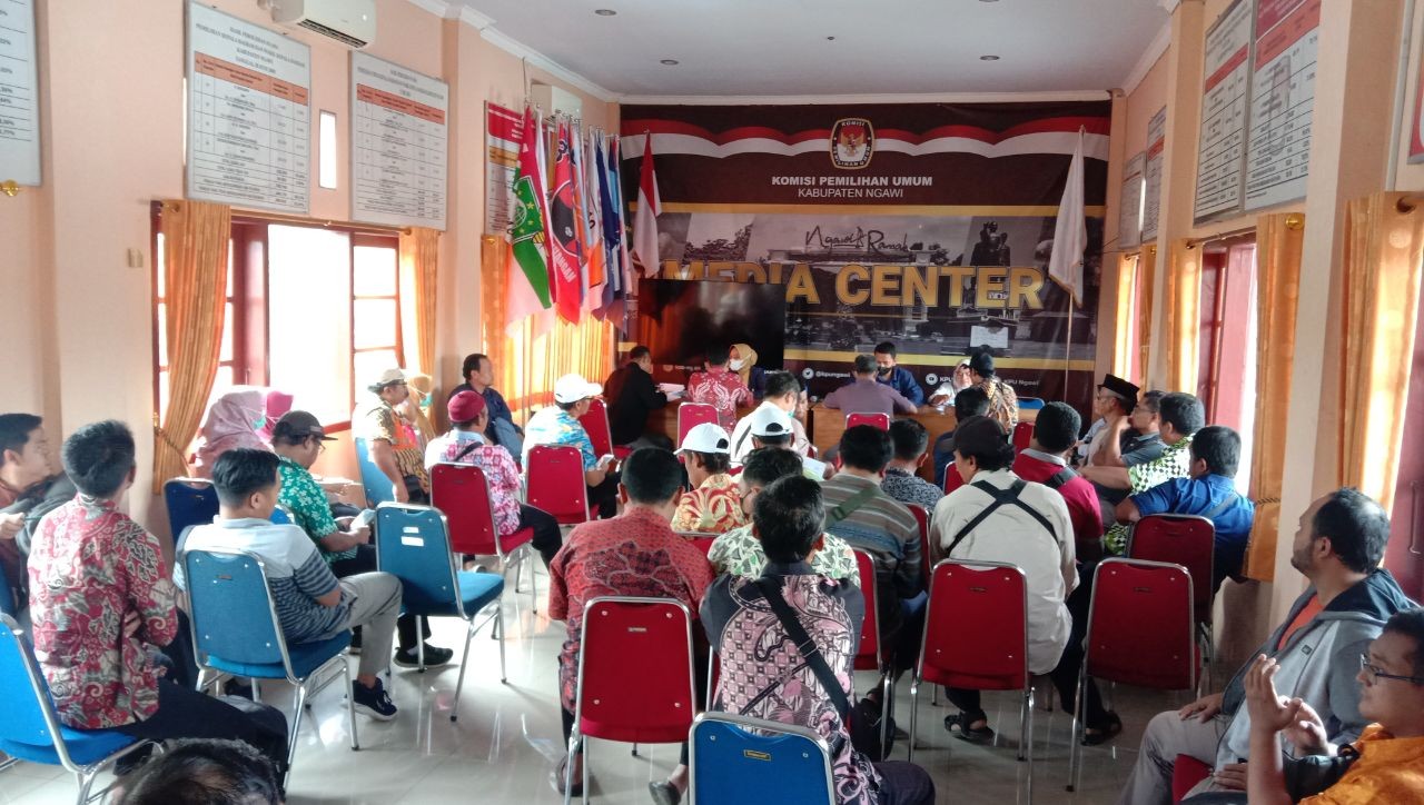 PPS beserta Sekretariat saat antri menyampaikan persyaratan buku rekening